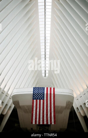 Low Angle View der amerikanischen Flagge und Decke in das One World Trade Center Stockfoto