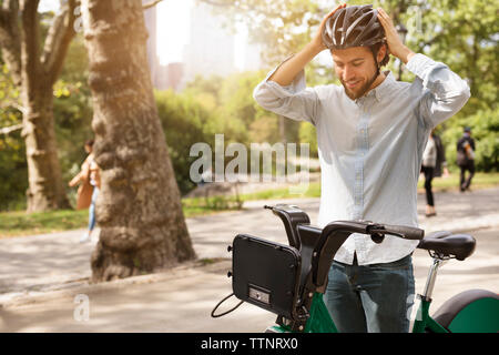 Mann mit Helm, während in PARK-Stellung Stockfoto