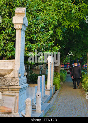 Istanbul, Türkei - 05/24/2010: älterer Mann im schwarzen Anzug zu Fuß gekleidet, die Muslime Friedhof. Stockfoto