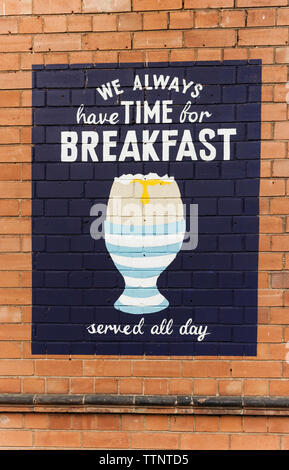Frühstück Zeichen an der Wand in Stratford-upon-Avon, Großbritannien Stockfoto