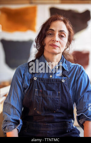 Portrait von zuversichtlich Künstlerin stand in der Werkstatt Stockfoto