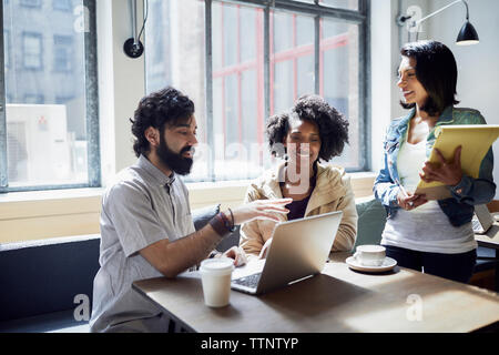 Happy business Menschen diskutieren über Laptop im Büro Cafeteria Stockfoto