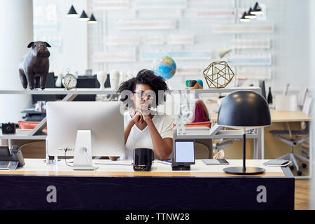 Porträt der Geschäftsfrau im Büro arbeiten Stockfoto