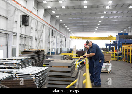 Arbeiter, die in einem Stahlwerk arbeiten Stockfoto