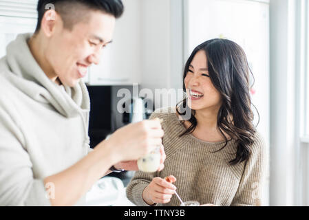 Freundliche Paar essen Frühstück in der Küche Stockfoto