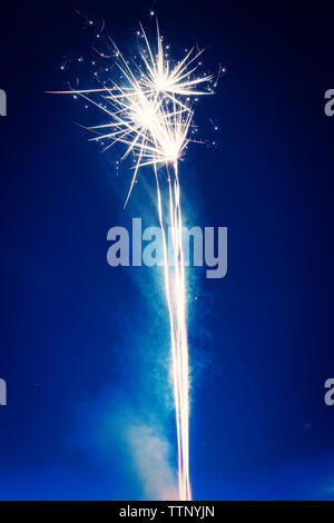 Low Angle View von Feuerwerk gegen den blauen Himmel Stockfoto