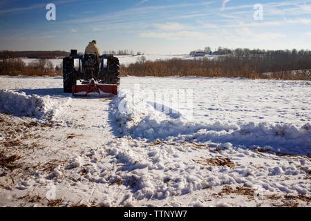 Mann Fahren auf Schnee gegen den Himmel Stockfoto