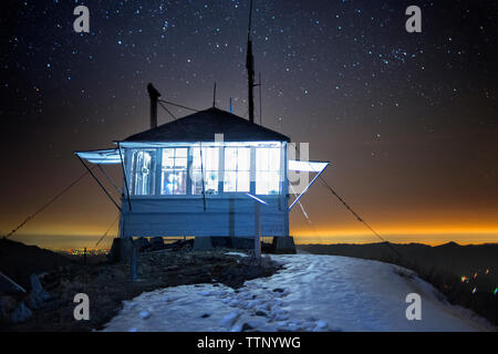 Beleuchtete Aussichtsturm auf Burley Berg gegen Himmel bei Nacht Stockfoto