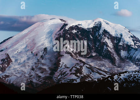 Low Angle View Schnee Mount Rainier gegen Himmel Stockfoto