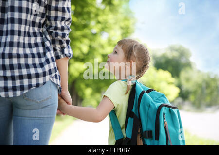 Die Mutter die Tochter zur Schule Stockfoto