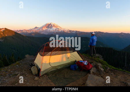 Portrait von Wanderer mit Zelt vor der Mt Rainier Stockfoto