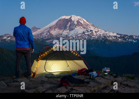 Wanderer Portrait mit Zelt und Rucksack Mt Rainier Stockfoto