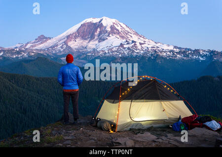 Portrait von Wanderer mit Rucksack und Zelt Mt Rainier Stockfoto