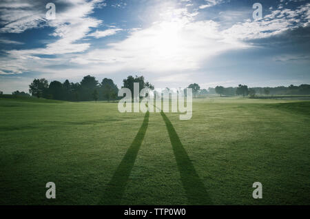 Schmierspuren auf Golfkurs gegen Himmel an einem sonnigen Tag Stockfoto