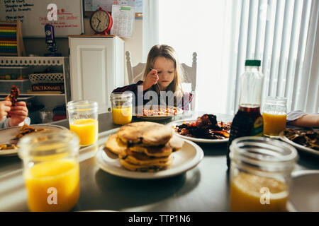 Mädchen Frühstück zu Hause essen Stockfoto
