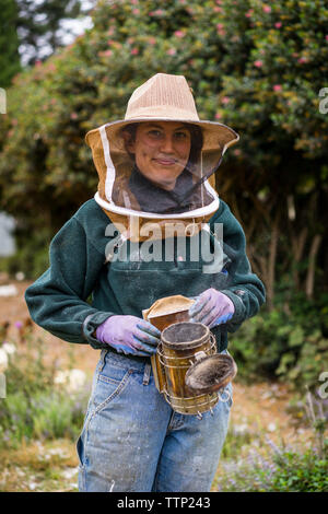 Portrait von weiblichen Imker Tragen von Arbeitskleidung beim Stehen auf der Farm Stockfoto