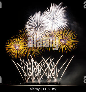 Low Angle Aussicht auf das Feuerwerk gegen den Himmel in der Nacht explodiert Stockfoto