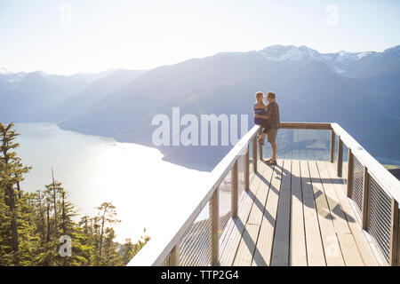 Paar Gesicht gegen die Berge bei Beobachtung während der sonnigen Tag zu Gesicht Stockfoto