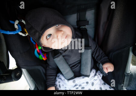 Hohe Betrachtungswinkel von Baby im Kinderwagen sitzen Stockfoto