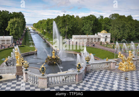 Große Kaskade und Canal in Peterhof, Sankt Petersburg, Russland Stockfoto