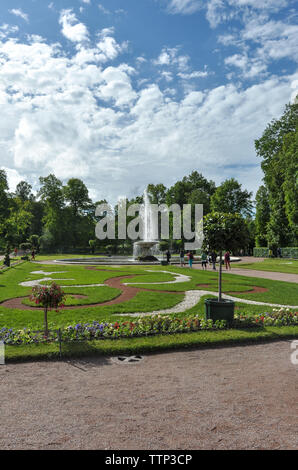 St. Petersburg, Russland - 26. Juni 2017: Personen, die den Palast Park Peterhof an einem sonnigen Tag, Peterhof, in der Nähe von St. Petersburg, Russland Stockfoto