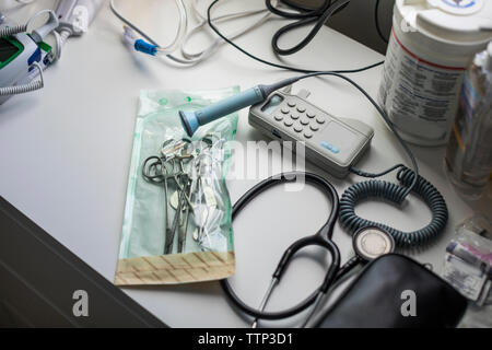 Hohe Betrachtungswinkel von medizinischen Geräten auf dem Tisch zu Hause Stockfoto