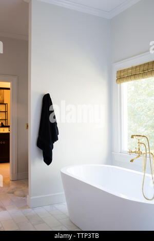 Innenraum der Badezimmer mit Fenster zu Hause Stockfoto