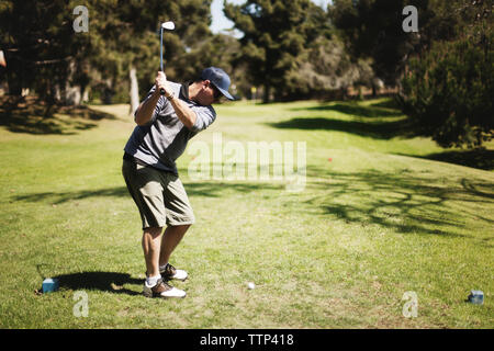 Golfspieler spielen auf dem Feld im Golf Club Stockfoto