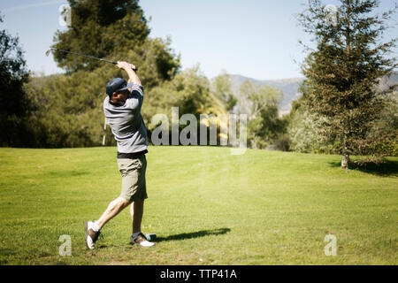 Mann Golf Knüppeln auf Golfplatz Stockfoto