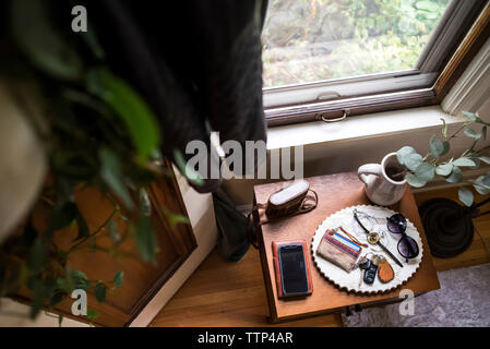 Hohe Betrachtungswinkel von Zubehör in der Platte auf dem Tisch am Fenster zu Hause Stockfoto