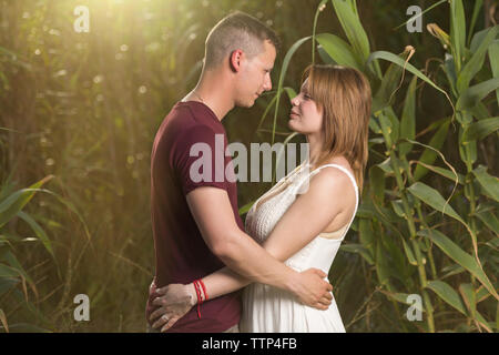 Schönes glückliches Paar. Romantische schöne Frau und gutaussehenden Mann Stockfoto