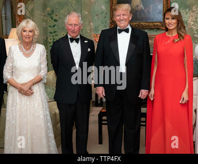 Prinz Charles mit US-Präsident Donald Trump und ihre Frauen Camilla und Melania Trump Zustand während der Begehung im Juni 2019. Foto: das Weiße Haus. Stockfoto