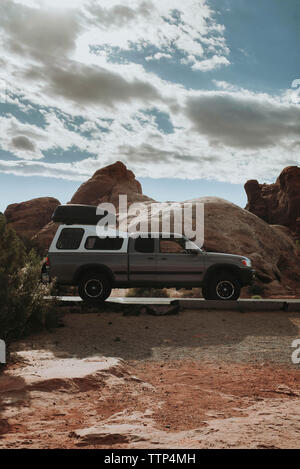 Auto auf der Straße an der Arches National Park gegen bewölkter Himmel Stockfoto