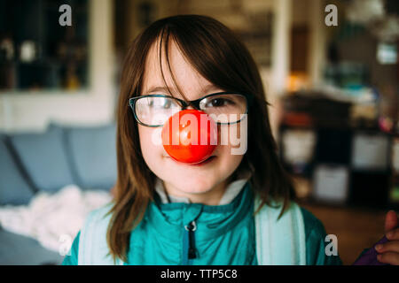 Portrait von Mädchen mit dem Clown Nase Stockfoto