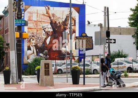Philadelphia, PA, USA - 17. Juni 2019: Das tägliche Leben an einer belebten Kreuzung in West Philadelphia, wo ein Denkmal für Martin Luther King, Jr. befindet. Stockfoto
