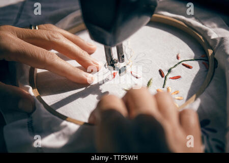 7/8 Bild der Frau sticken Stoff Stockfoto