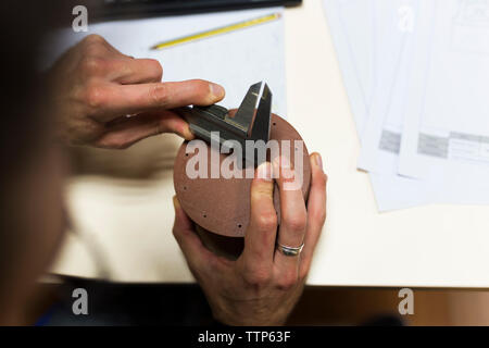 7/8 Hände der Techniker an 3D arbeiten gedruckt Design Stockfoto