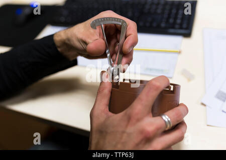7/8 Händen der männlichen Ingenieur auf 3D arbeiten gedruckt Design Stockfoto
