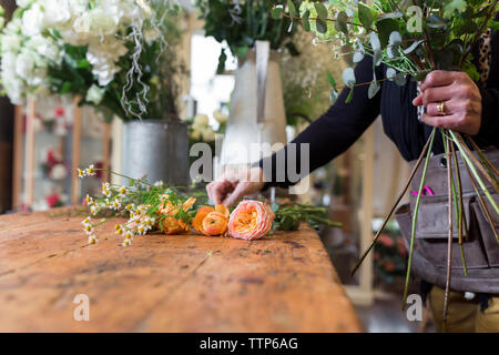 Nicht erkennbare Frau Vorbereitung Blumenstrauß im Flower Schreibtisch shop Stockfoto