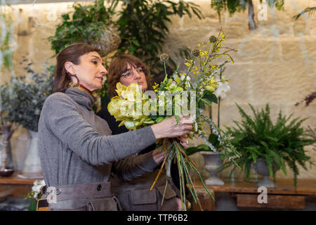 Zwei Frau arrangieren Blumenstrauß im Flower Shop Schreibtisch Stockfoto