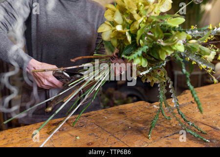 7/8 Bild unkenntlich Frau mit einer Schere im Flower Shop Stockfoto