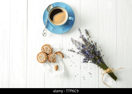 Mit Kaffee und Plätzchen auf hölzernen Hintergrund Lavendel Stockfoto