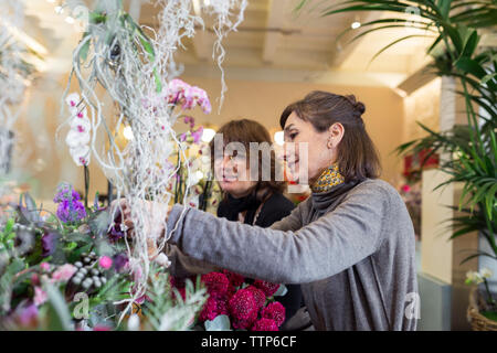Zwei Frau im Flower Shop sortiert einige Blumen Stockfoto