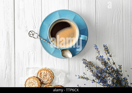 Mit Kaffee und Plätzchen auf hölzernen Hintergrund Lavendel Stockfoto