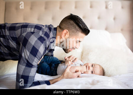 Seitenansicht Vati an baby boy Zuhause suchen Stockfoto