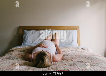 Schwangere Frau Entspannung im Bett zu Hause Stockfoto