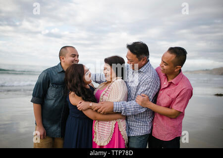 Happy Family auf Ufer am Strand gegen Sky Stockfoto