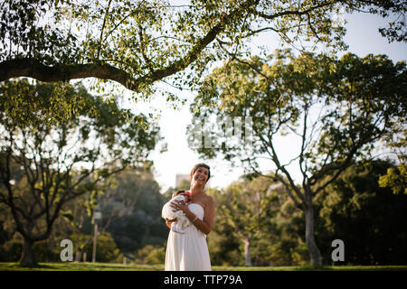 Glücklich, Großmutter, Enkelin, während im Park schlafen stehend Stockfoto