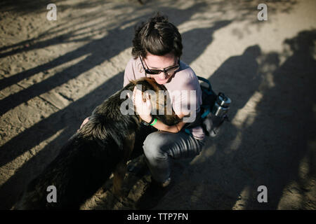 Frau mit Hund am Strand Stockfoto