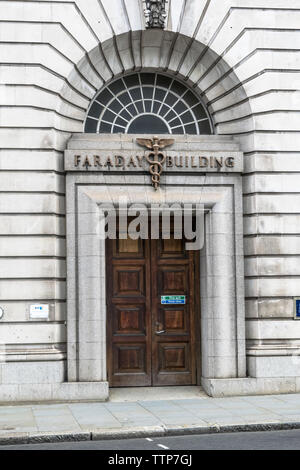 London, Großbritannien - 28 Mai, 2019: Der Eingang zum Faraday Gebäude in London. Stockfoto